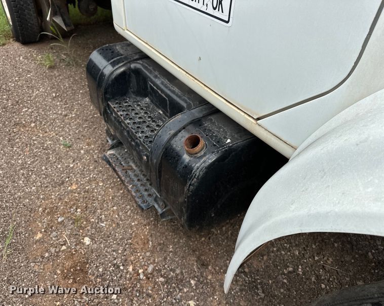 image for item EQ2056 2001 International  4900 dump flatbed truck