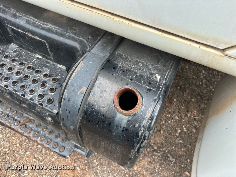 image for item EQ2056 2001 International  4900 dump flatbed truck