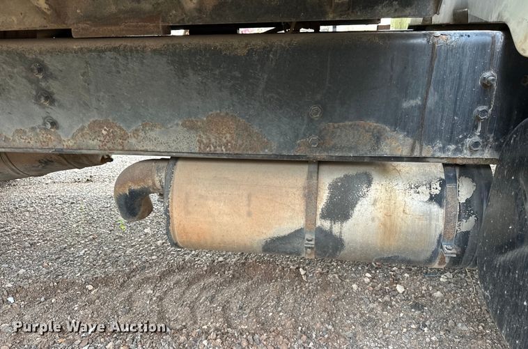 image for item EQ2056 2001 International  4900 dump flatbed truck