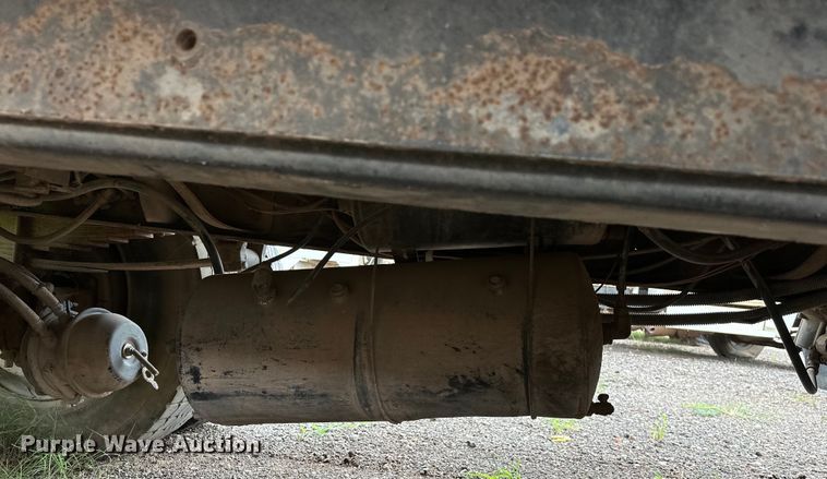 image for item EQ2056 2001 International  4900 dump flatbed truck