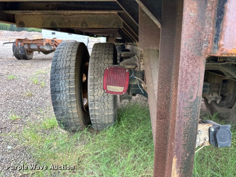 image for item EQ2056 2001 International  4900 dump flatbed truck