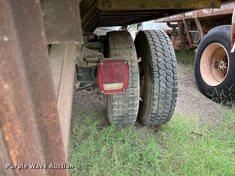 image for item EQ2056 2001 International  4900 dump flatbed truck