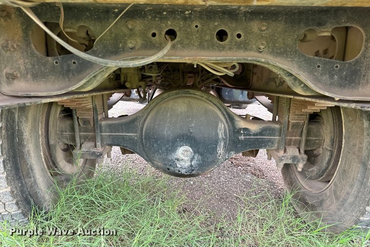 image for item EQ2056 2001 International  4900 dump flatbed truck