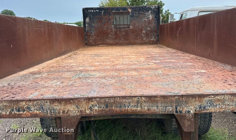 image for item EQ2056 2001 International  4900 dump flatbed truck