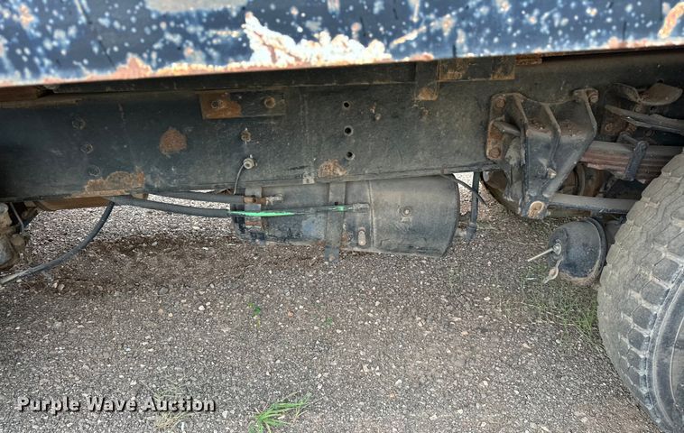 image for item EQ2056 2001 International  4900 dump flatbed truck