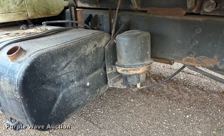 image for item EQ2056 2001 International  4900 dump flatbed truck