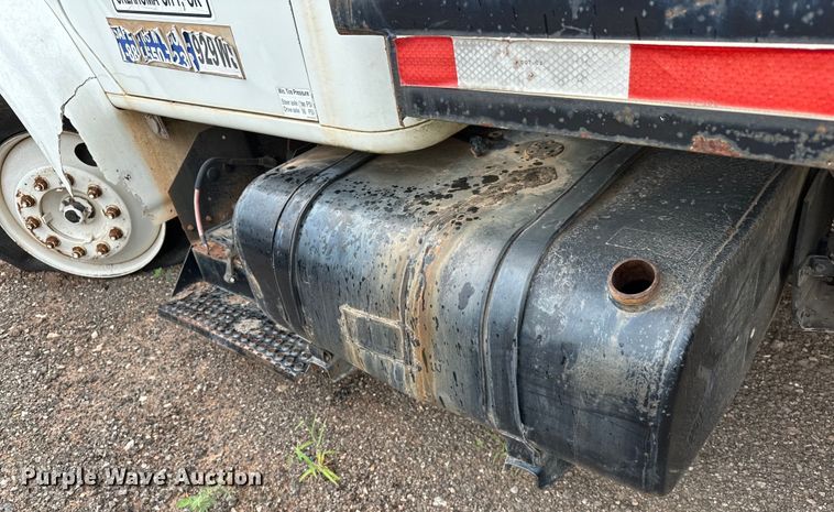 image for item EQ2056 2001 International  4900 dump flatbed truck