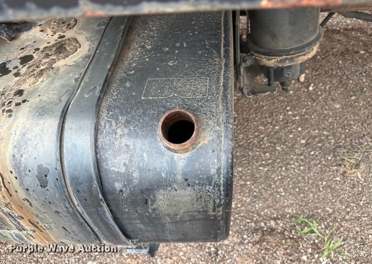 image for item EQ2056 2001 International  4900 dump flatbed truck