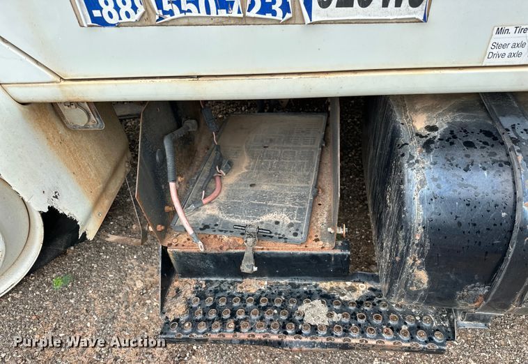 image for item EQ2056 2001 International  4900 dump flatbed truck