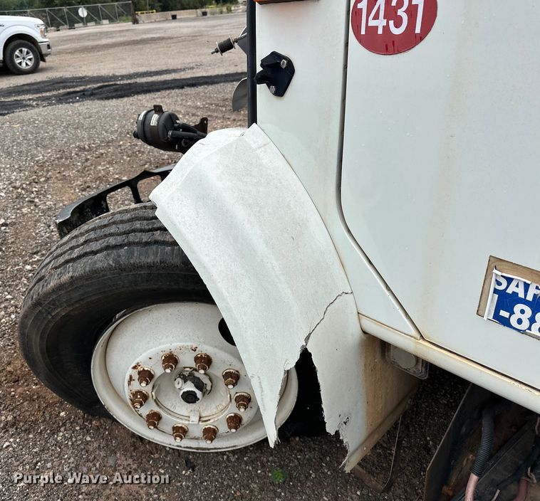 image for item EQ2056 2001 International  4900 dump flatbed truck