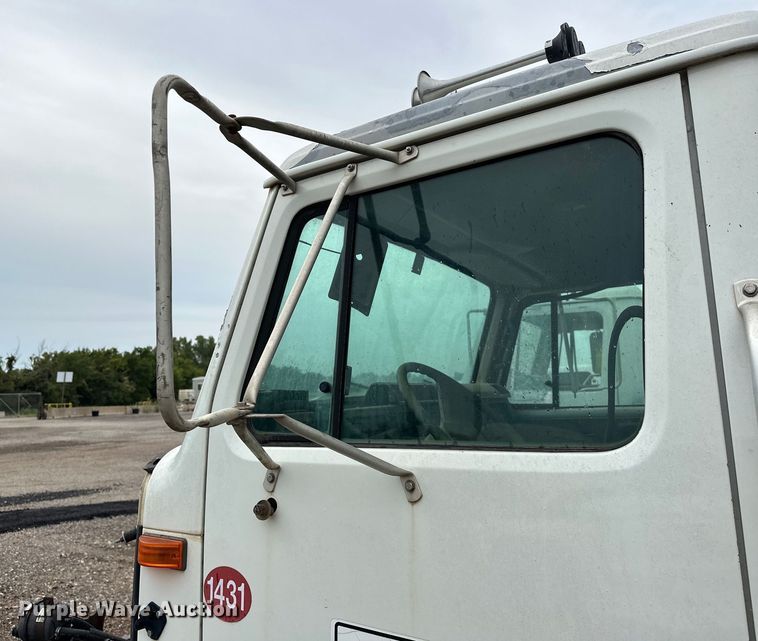 image for item EQ2056 2001 International  4900 dump flatbed truck