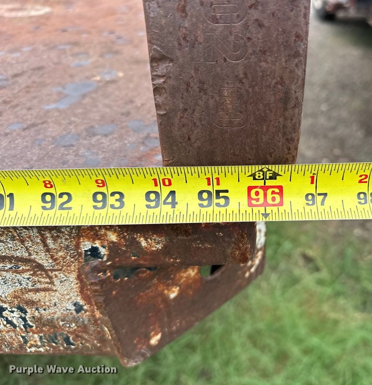 image for item EQ2056 2001 International  4900 dump flatbed truck