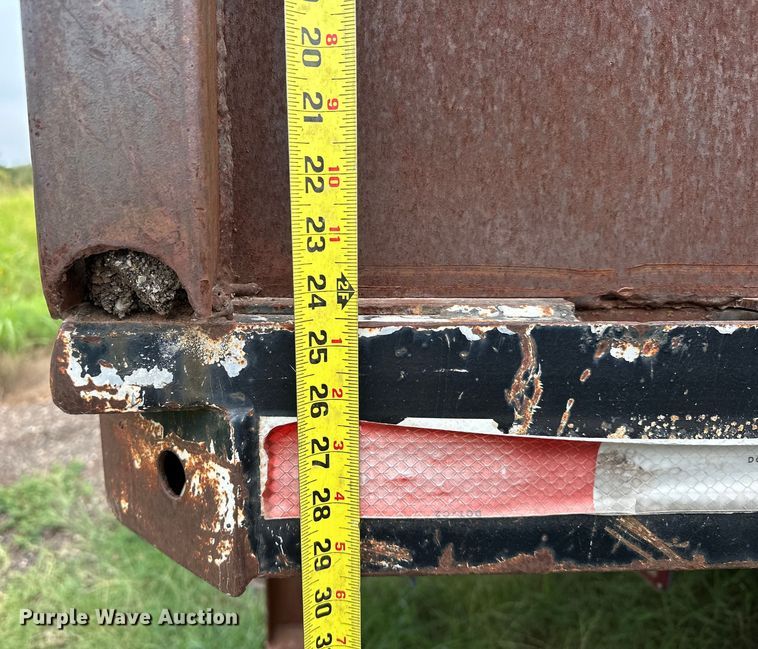 image for item EQ2056 2001 International  4900 dump flatbed truck