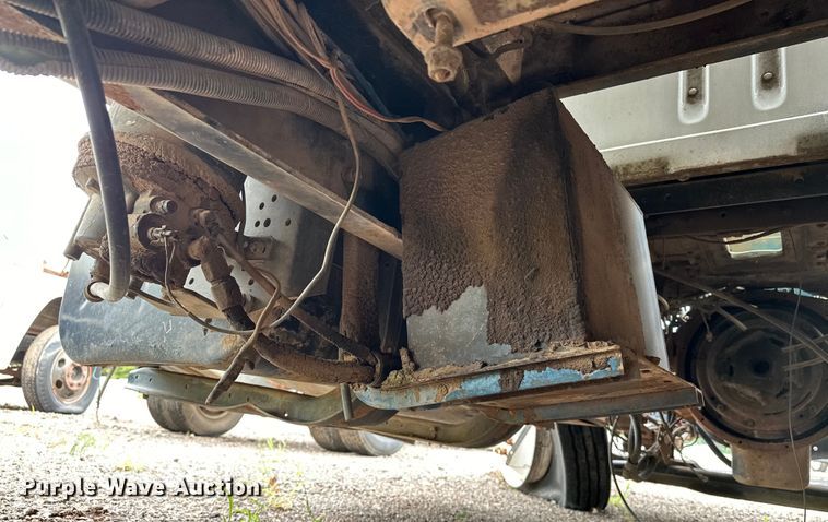 image for item EQ2056 2001 International  4900 dump flatbed truck