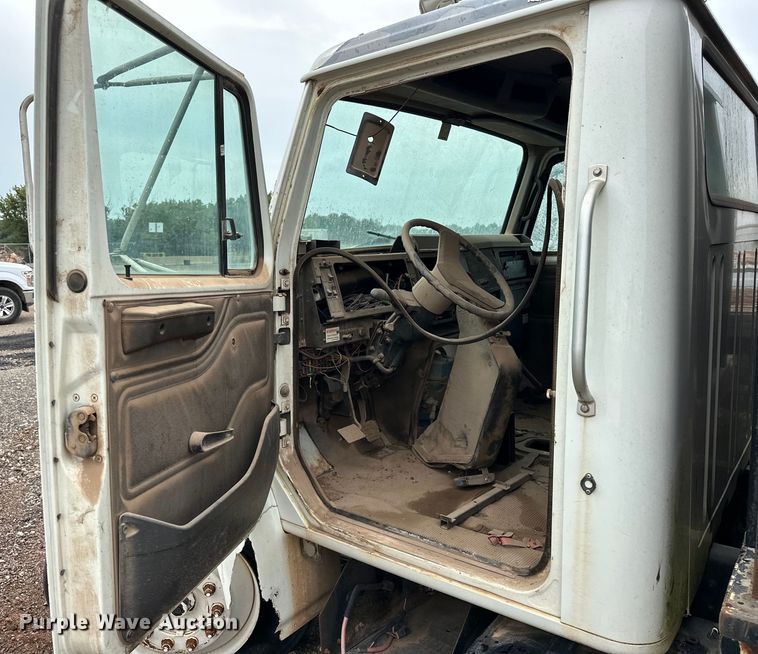 image for item EQ2056 2001 International  4900 dump flatbed truck