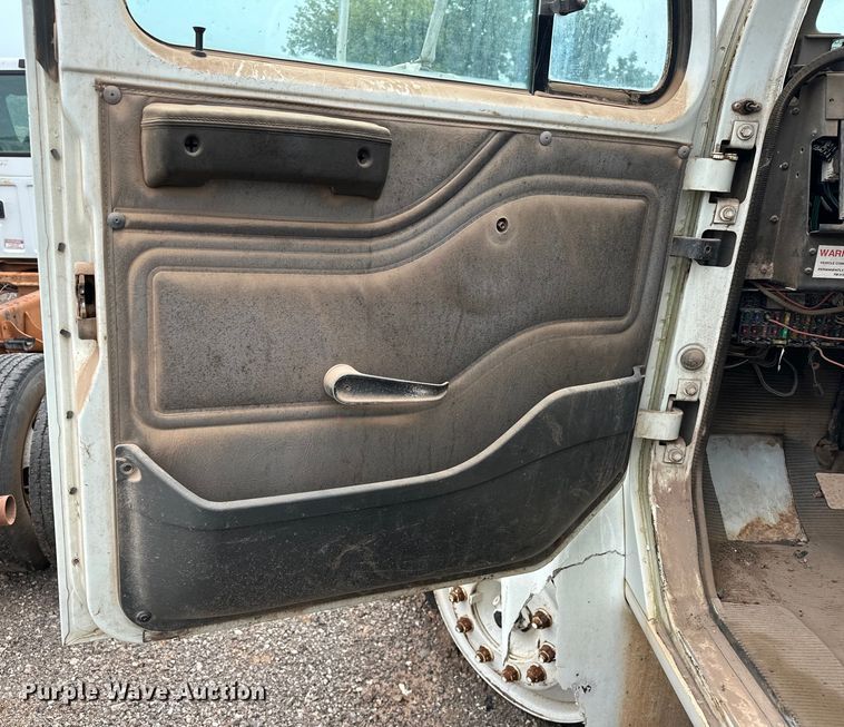 image for item EQ2056 2001 International  4900 dump flatbed truck