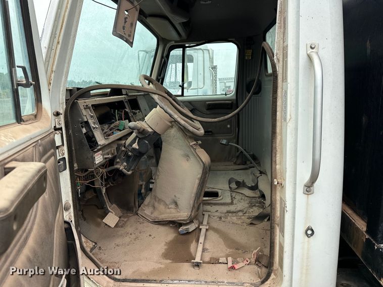 image for item EQ2056 2001 International  4900 dump flatbed truck