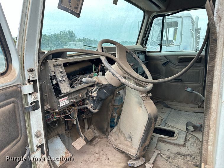 image for item EQ2056 2001 International  4900 dump flatbed truck