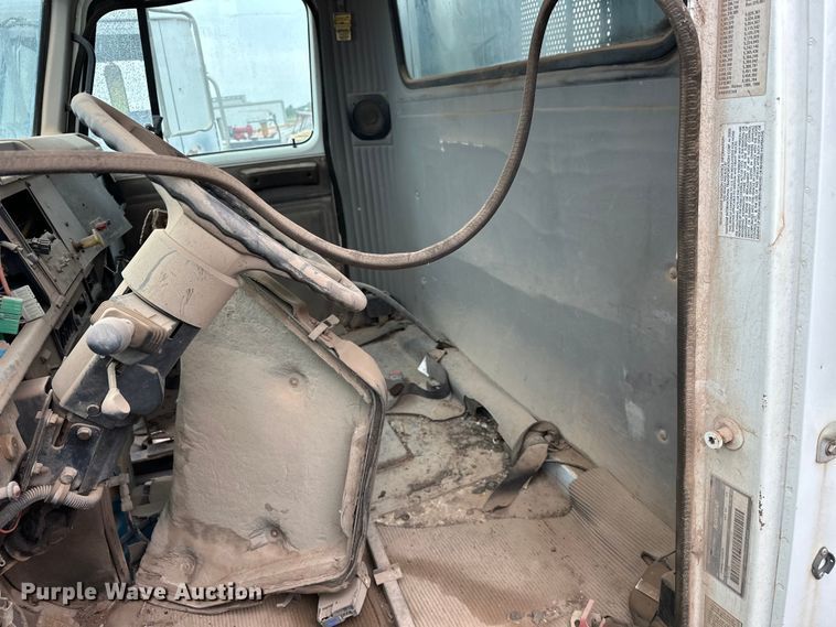 image for item EQ2056 2001 International  4900 dump flatbed truck