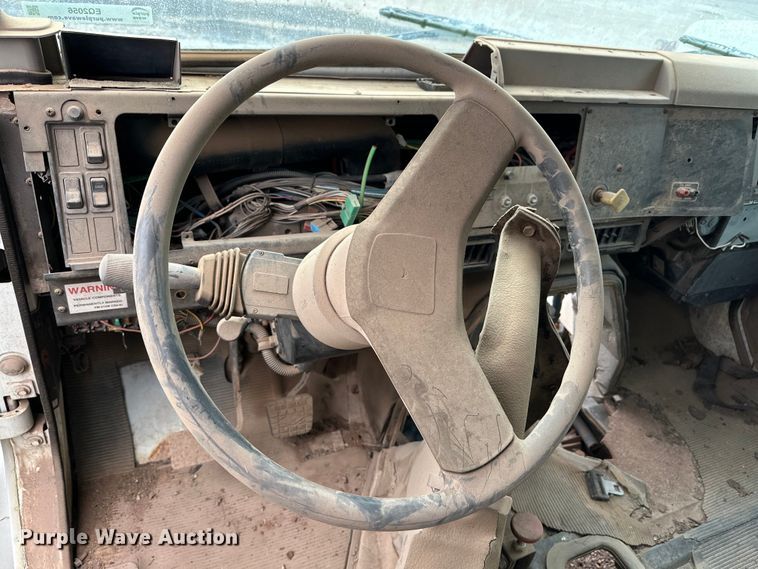 image for item EQ2056 2001 International  4900 dump flatbed truck