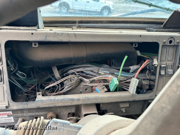 image for item EQ2056 2001 International  4900 dump flatbed truck