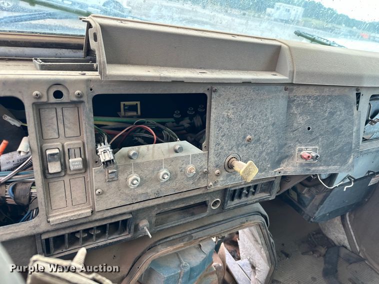 image for item EQ2056 2001 International  4900 dump flatbed truck