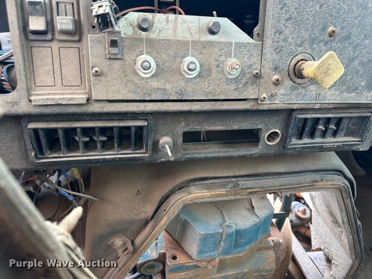 image for item EQ2056 2001 International  4900 dump flatbed truck