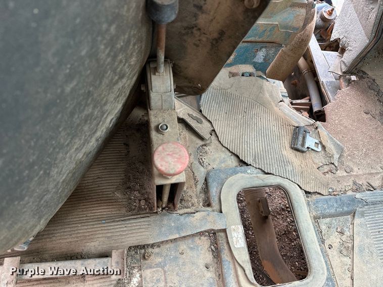 image for item EQ2056 2001 International  4900 dump flatbed truck