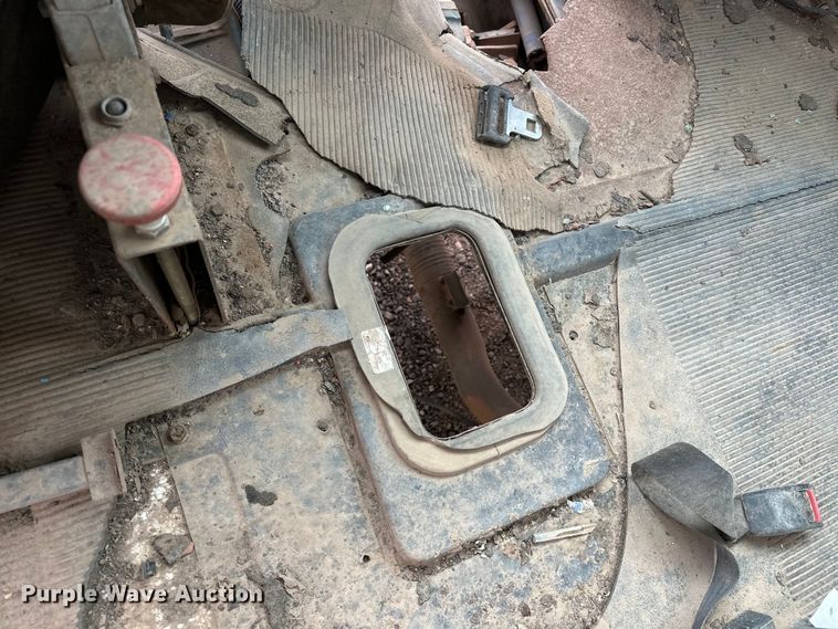 image for item EQ2056 2001 International  4900 dump flatbed truck