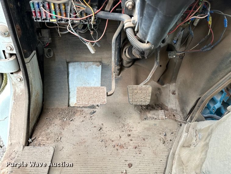 image for item EQ2056 2001 International  4900 dump flatbed truck