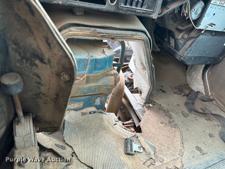 image for item EQ2056 2001 International  4900 dump flatbed truck