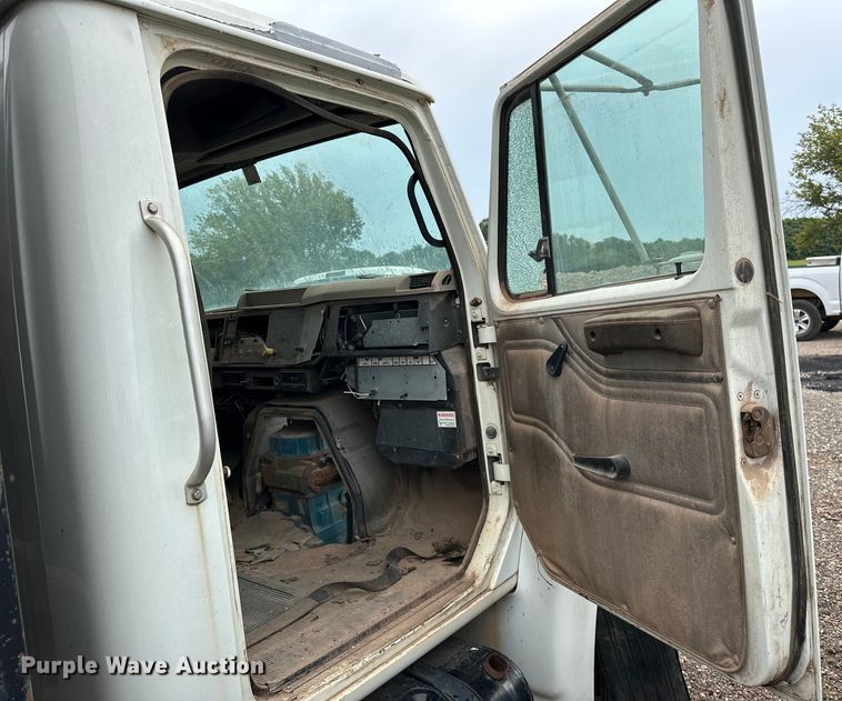 image for item EQ2056 2001 International  4900 dump flatbed truck