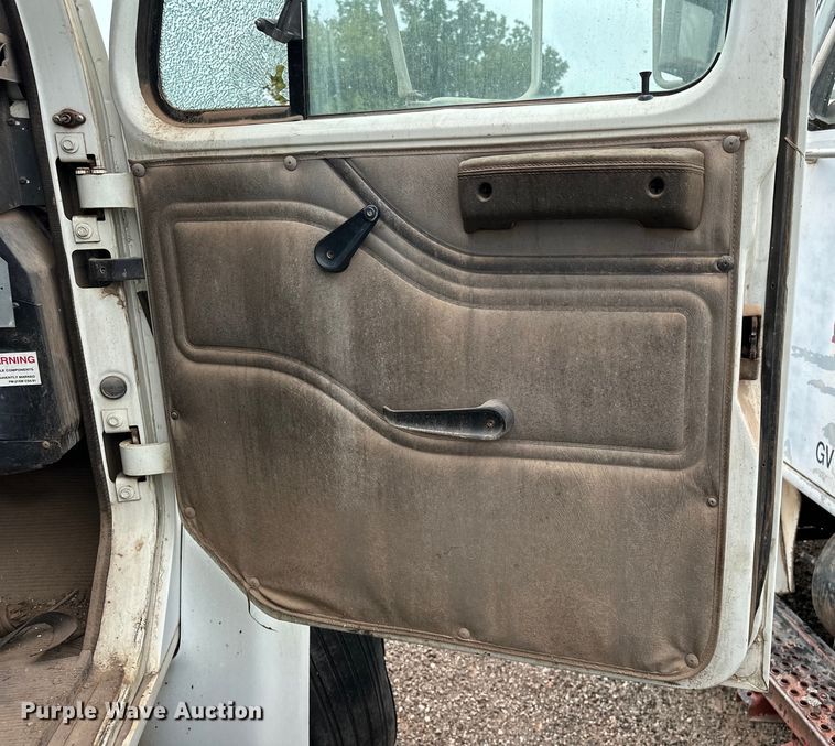 image for item EQ2056 2001 International  4900 dump flatbed truck