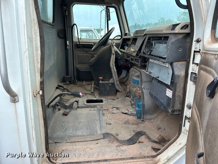 image for item EQ2056 2001 International  4900 dump flatbed truck