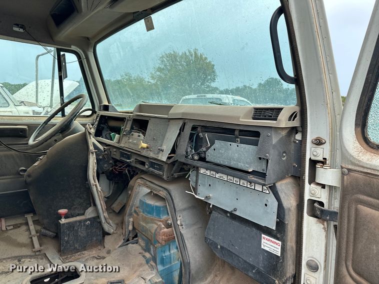 image for item EQ2056 2001 International  4900 dump flatbed truck