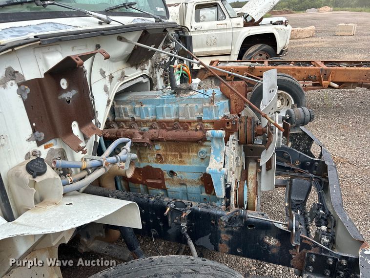 image for item EQ2056 2001 International  4900 dump flatbed truck