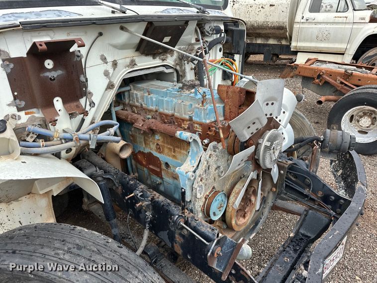 image for item EQ2056 2001 International  4900 dump flatbed truck