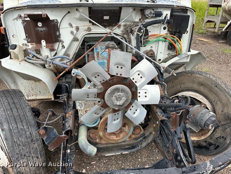 image for item EQ2056 2001 International  4900 dump flatbed truck