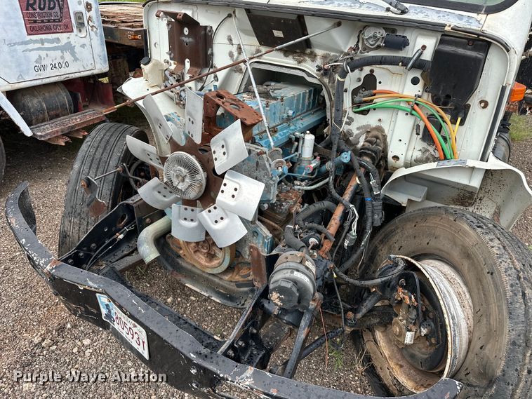 image for item EQ2056 2001 International  4900 dump flatbed truck