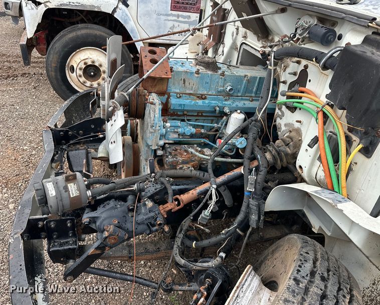 image for item EQ2056 2001 International  4900 dump flatbed truck