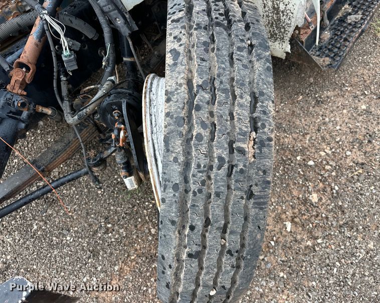 image for item EQ2056 2001 International  4900 dump flatbed truck