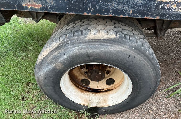 image for item EQ2056 2001 International  4900 dump flatbed truck