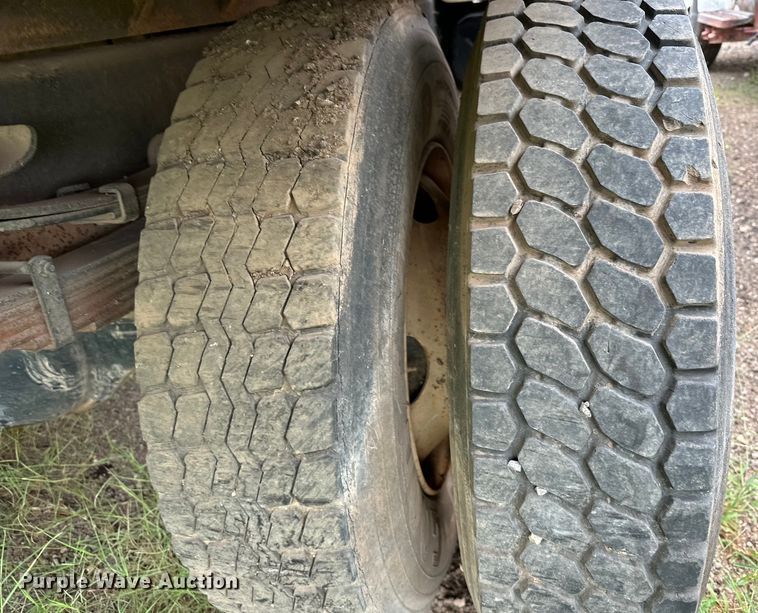 image for item EQ2056 2001 International  4900 dump flatbed truck