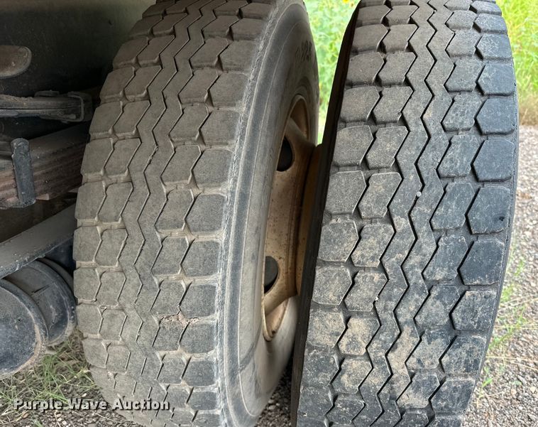 image for item EQ2056 2001 International  4900 dump flatbed truck