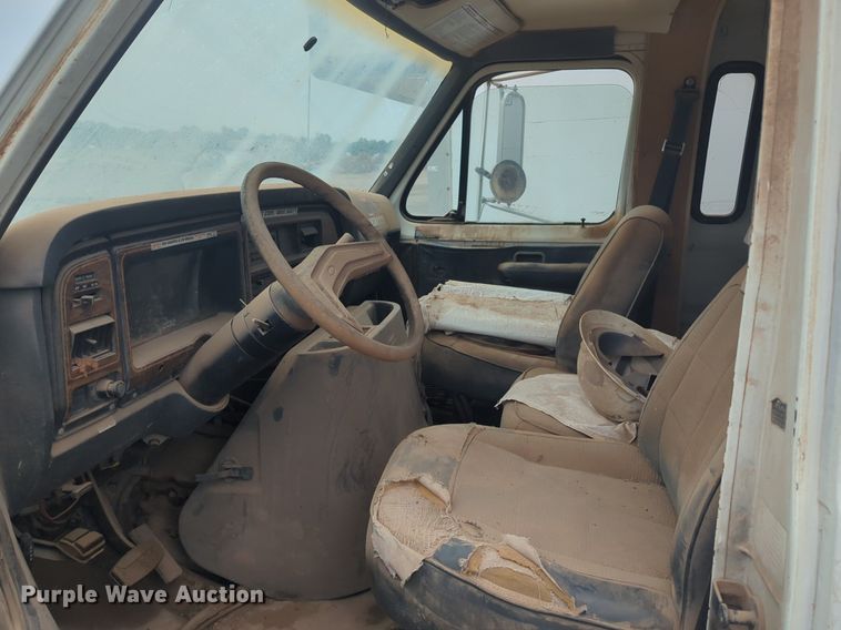 image for item EQ2072 1989 Ford  E350 box truck