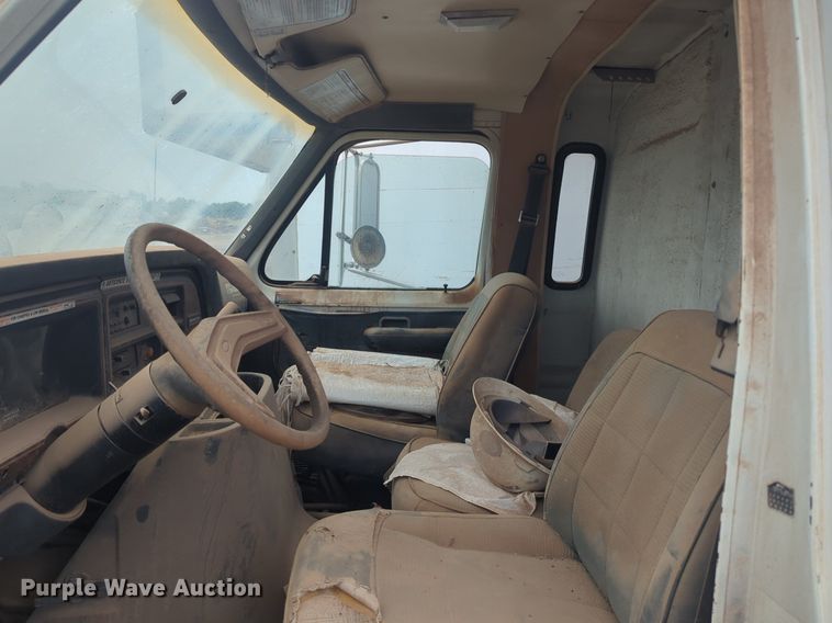image for item EQ2072 1989 Ford  E350 box truck