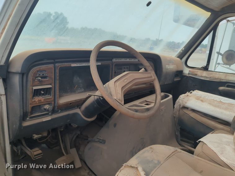 image for item EQ2072 1989 Ford  E350 box truck