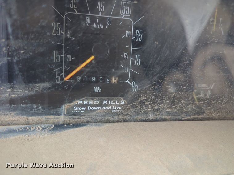 image for item EQ2072 1989 Ford  E350 box truck