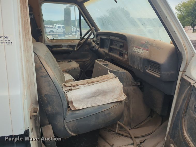 image for item EQ2072 1989 Ford  E350 box truck
