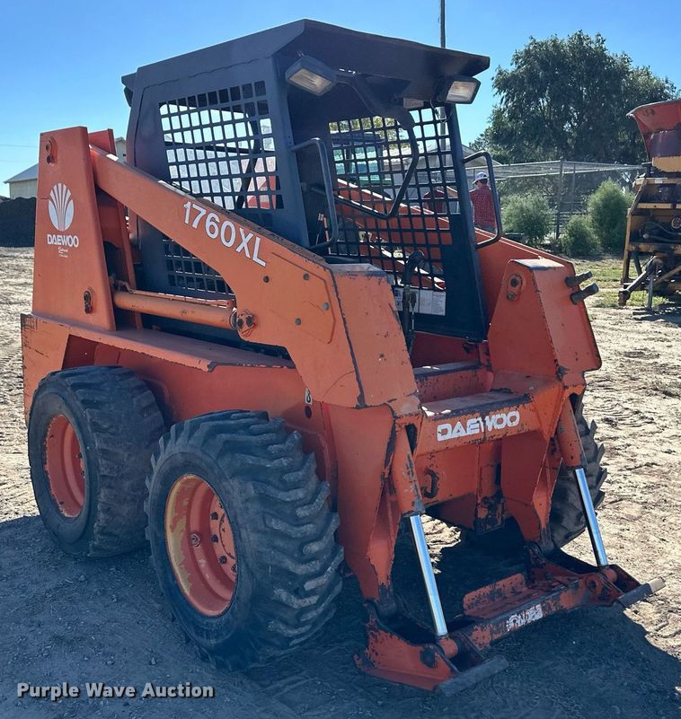 image for item ER8022 1998 Daewoo 1760 XL skid steer loader